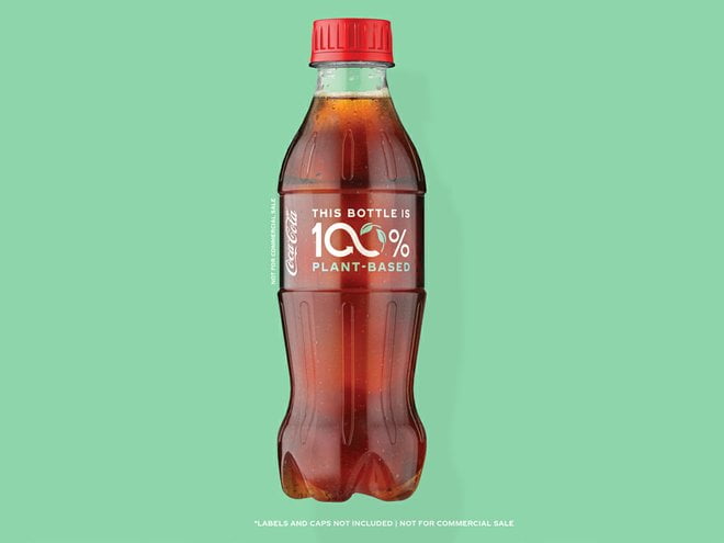 Une bouteille Coca-Cola fabriquée à partir de matières premières  renouvelables